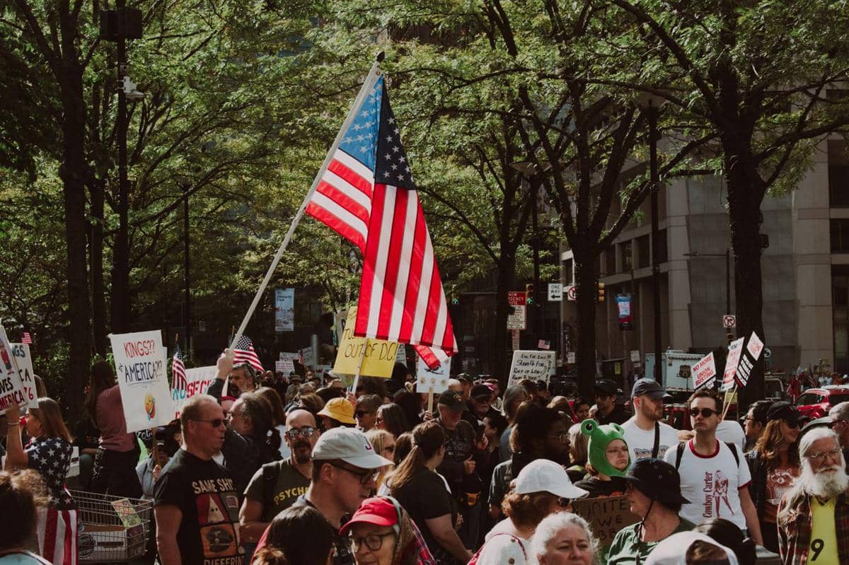 ilustrasi bendera Amerika Serikat, unjuk rasa, demo, crowd