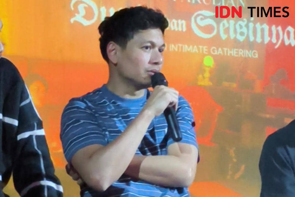 Rendy Pandugo berpose saat menghadiri konferensi pers album terbaru Rony Parulian di Jakarta Selatan.