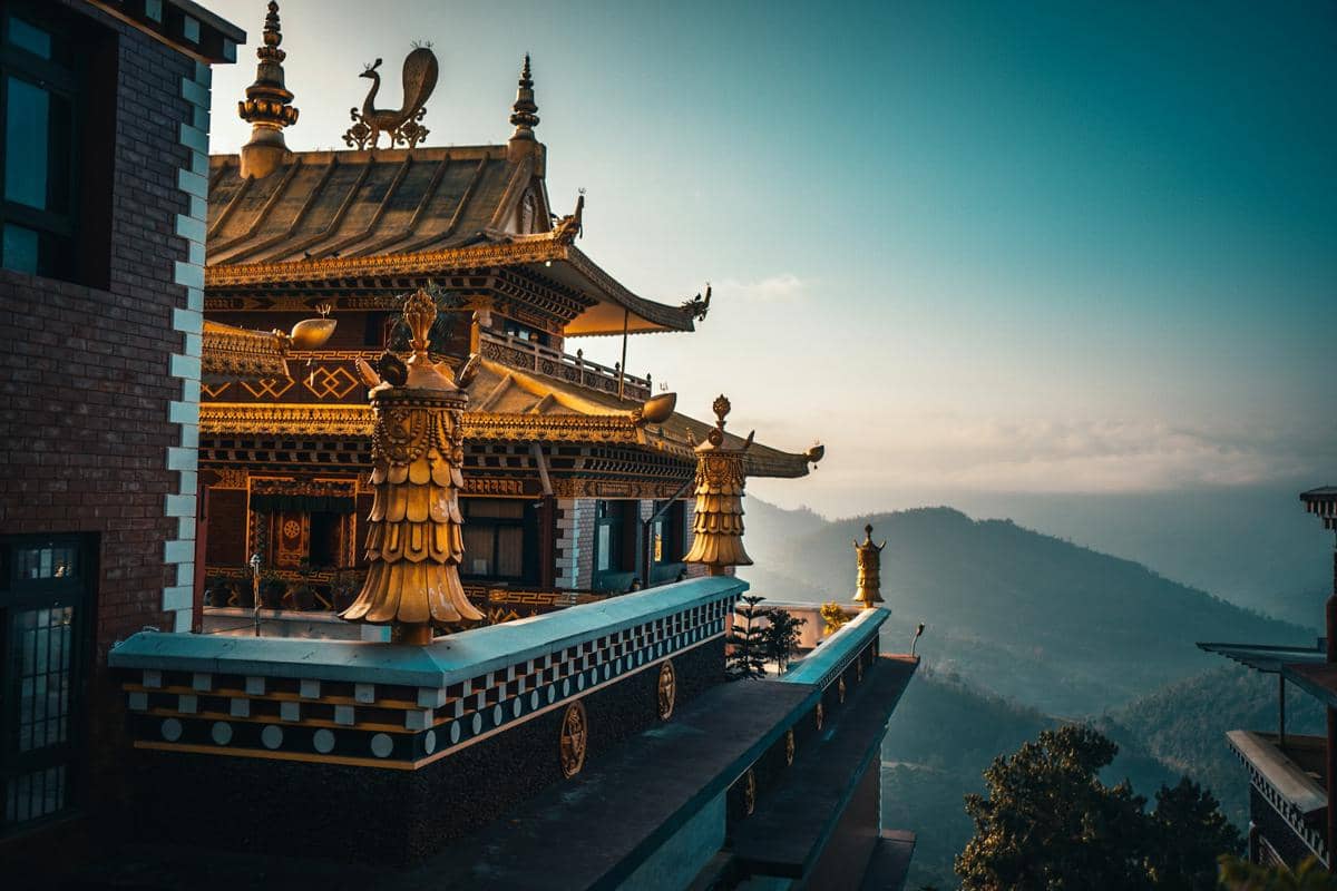 sebuah biara yang terletak di pegunungan Himalaya, Nepal