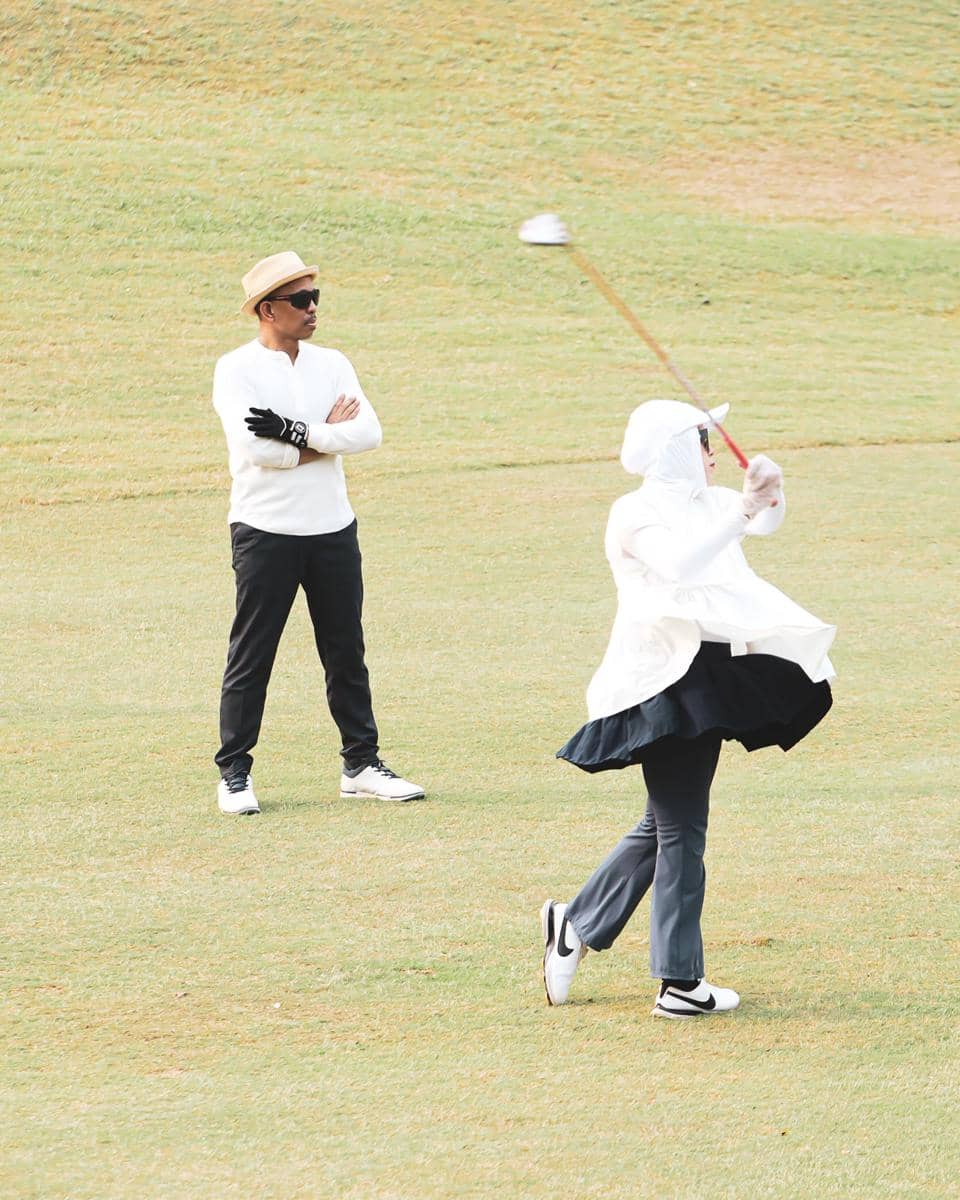 Geni Faruk dan suami kompak main golf
