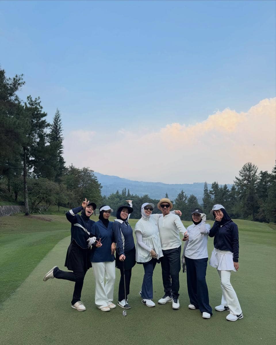 Geni Faruk dan suami kompak main golf