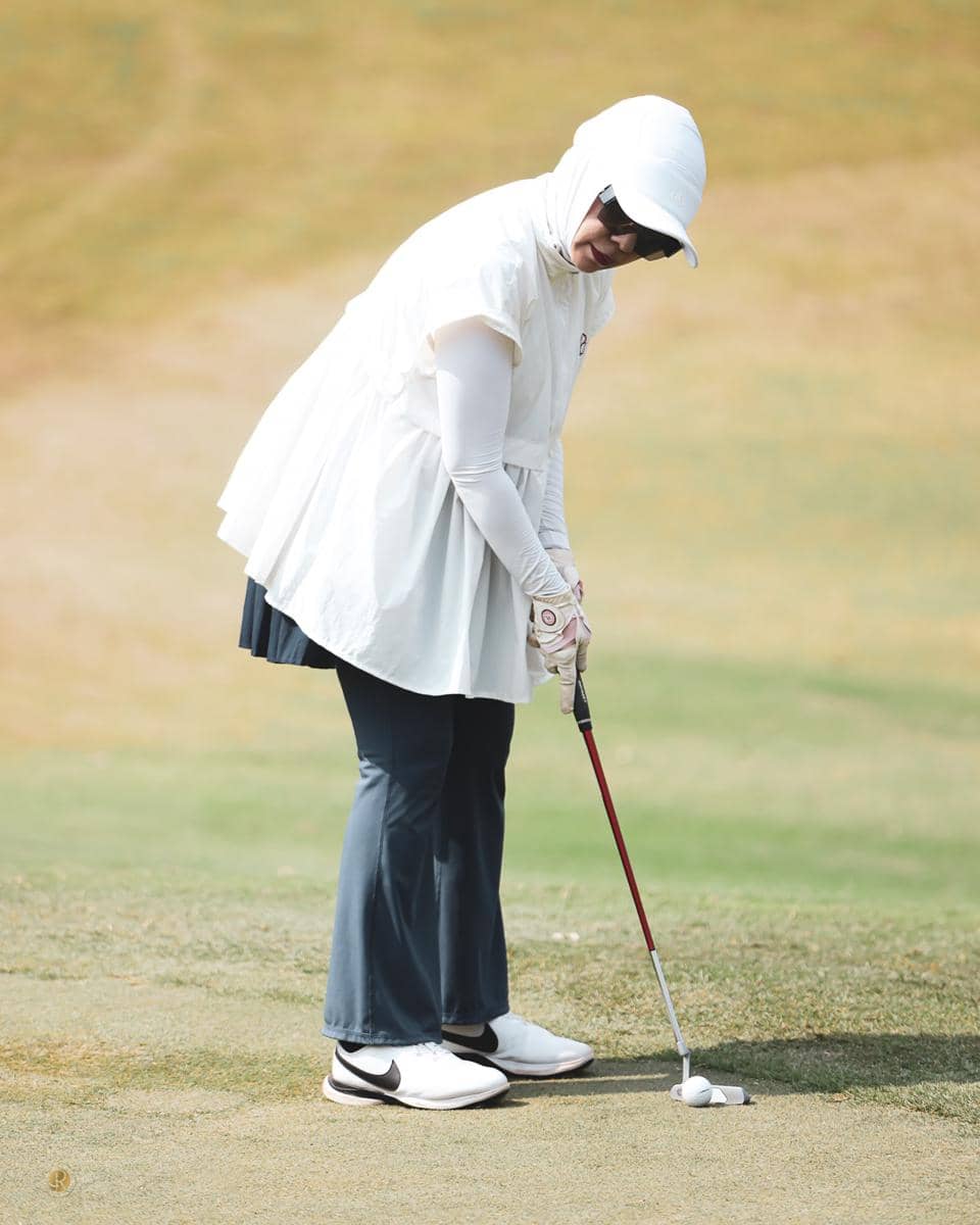 Geni Faruk dan suami kompak main golf