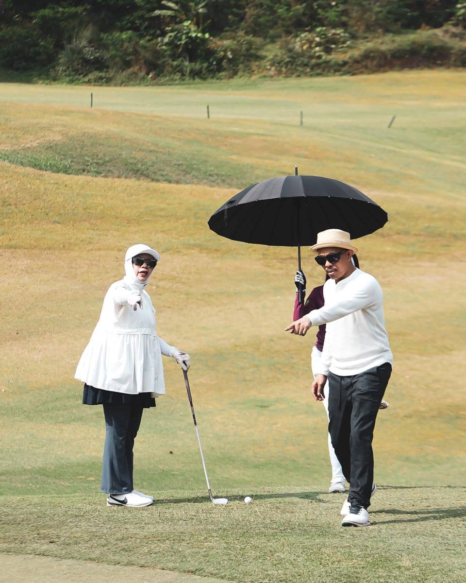 Geni Faruk dan suami kompak main golf