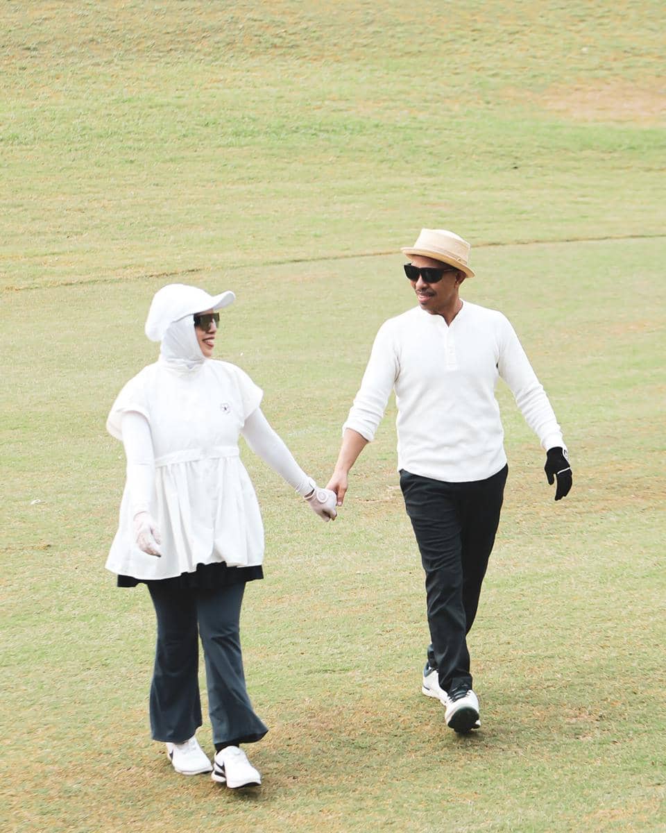 Geni Faruk dan suami kompak main golf