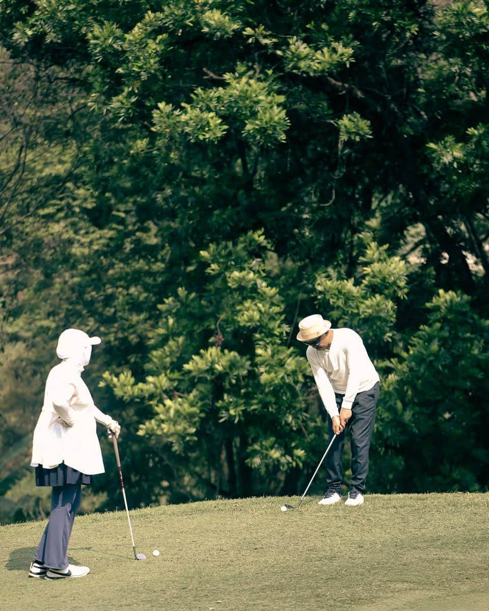 Geni Faruk dan suami kompak main golf