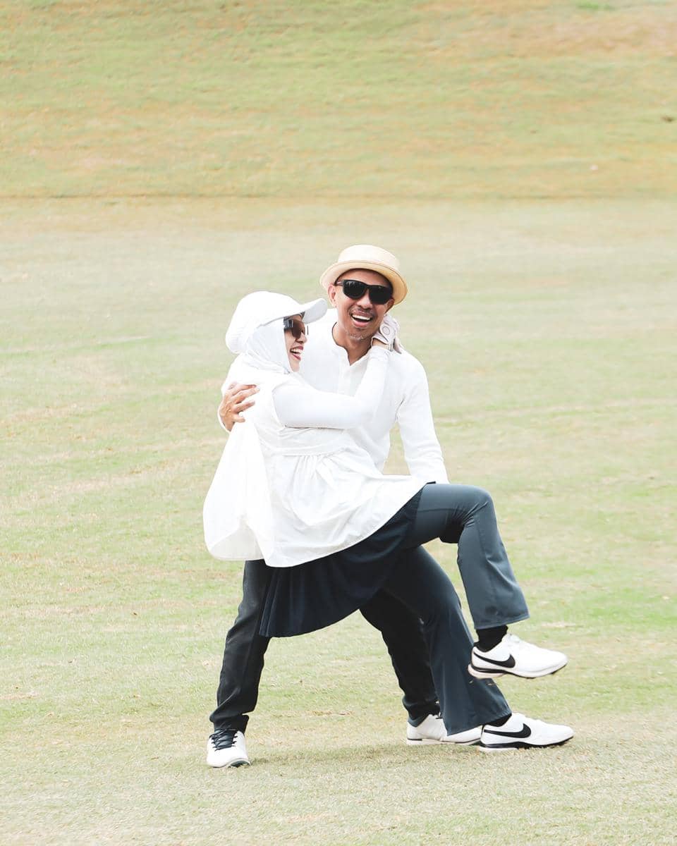 Geni Faruk dan suami kompak main golf