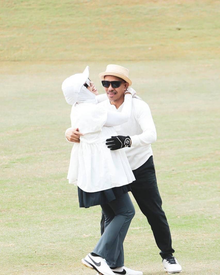 Geni Faruk dan suami kompak main golf