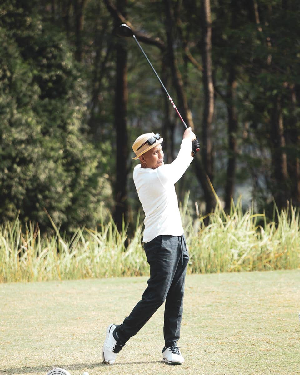 Geni Faruk dan suami kompak main golf
