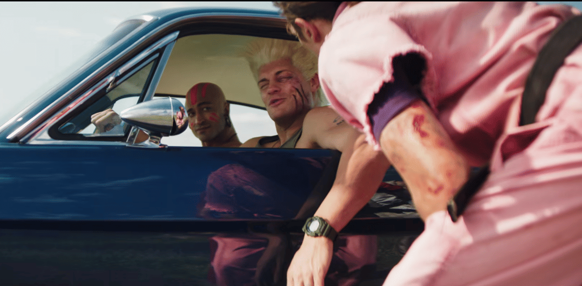 Guile berbicara dengan Dan dalam adegan Street Fighter produksi Paramount Pictures pada tangkapan layar film.