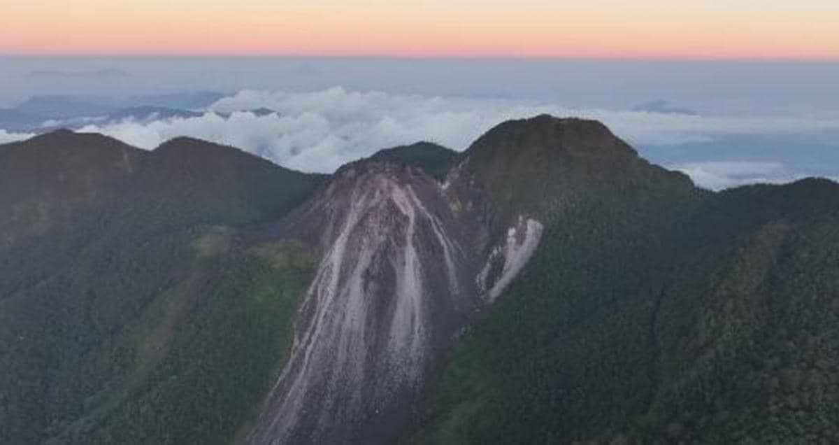 Kondisi lereng Gunung Anak Ranakah di Flores dalam dokumentasi PVMBG Badan Geologi setelah gempa.