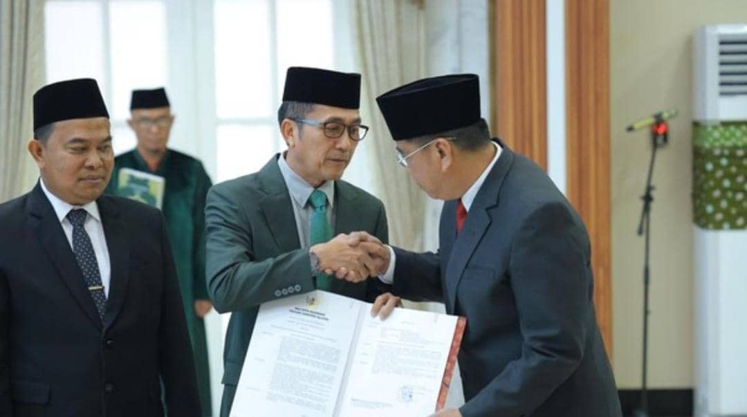 Wali Kota Palembang Ratu Dewa saat menganhkat Sulaiman Amin sebagai Pj Sekda di Rumah Dinas Wali Kota Palembang, Rabu (2/9/2026).