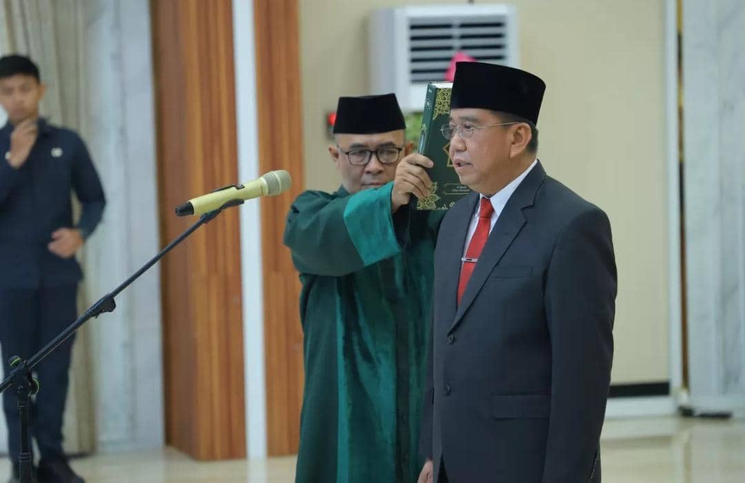 Wali Kota Palembang Ratu Dewa saat menganhkat Sulaiman Amin sebagai Pj Sekda di Rumah Dinas Wali Kota Palembang, Rabu (2/9/2026). 