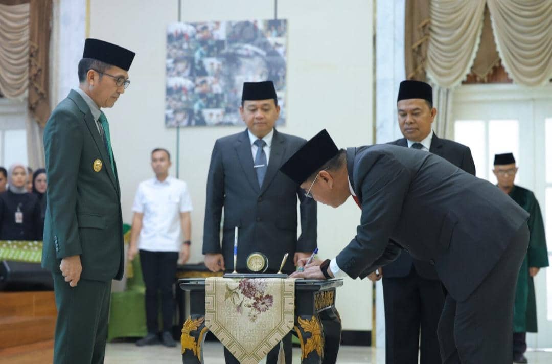 Wali Kota Palembang Ratu Dewa saat menganhkat Sulaiman Amin sebagai Pj Sekda di Rumah Dinas Wali Kota Palembang, Rabu (2/9/2026). 