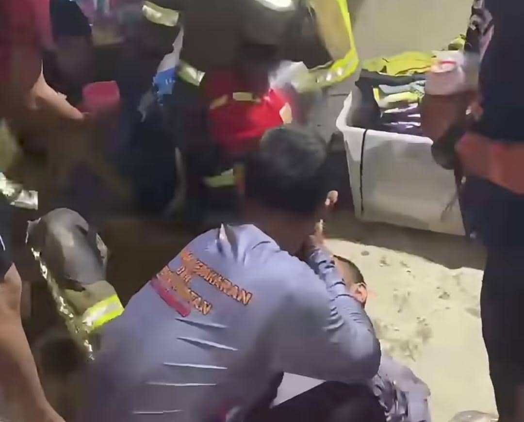 Petugas Damkar Palembang tumbang kelelahan saat berjibaku padamkan karhutla. 