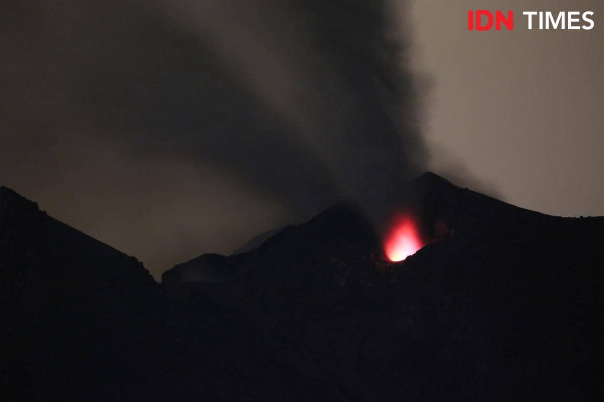 Cahaya Merah Muncul di Puncak Gunung Sinabung, Ini Penjelasan Ilmiah