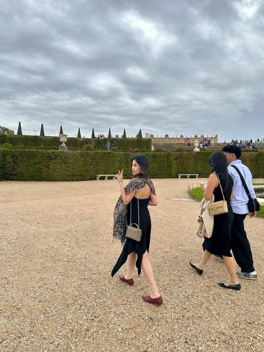 Yoriko Angeline bergaya di Paris saat dilamar kekasihnya, mengabadikan momen pertunangan melalui Instagram.