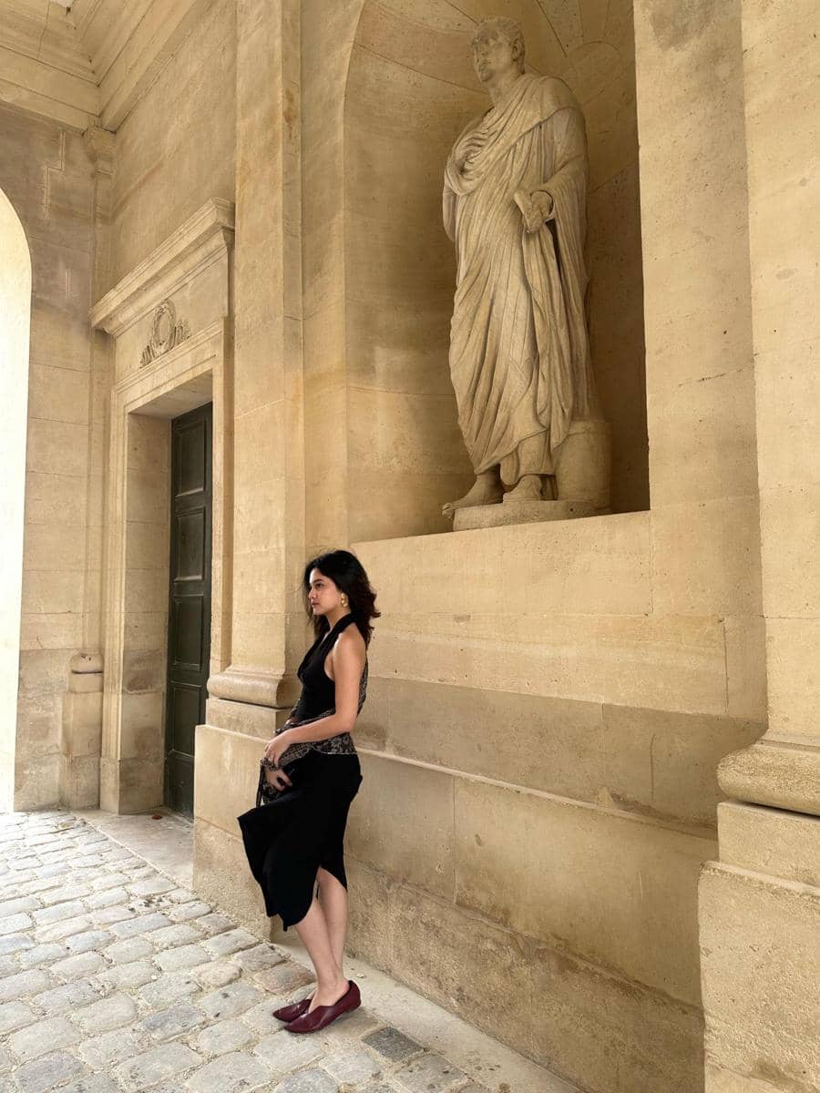 Yoriko Angeline bersama kekasih saat momen lamaran romantis di Paris dengan latar suasana kota yang elegan.
