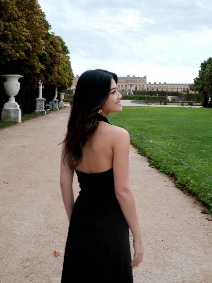 Yoriko Angeline saat dilamar kekasihnya di Paris, mengenakan busana bernuansa elegan dalam suasana romantis.