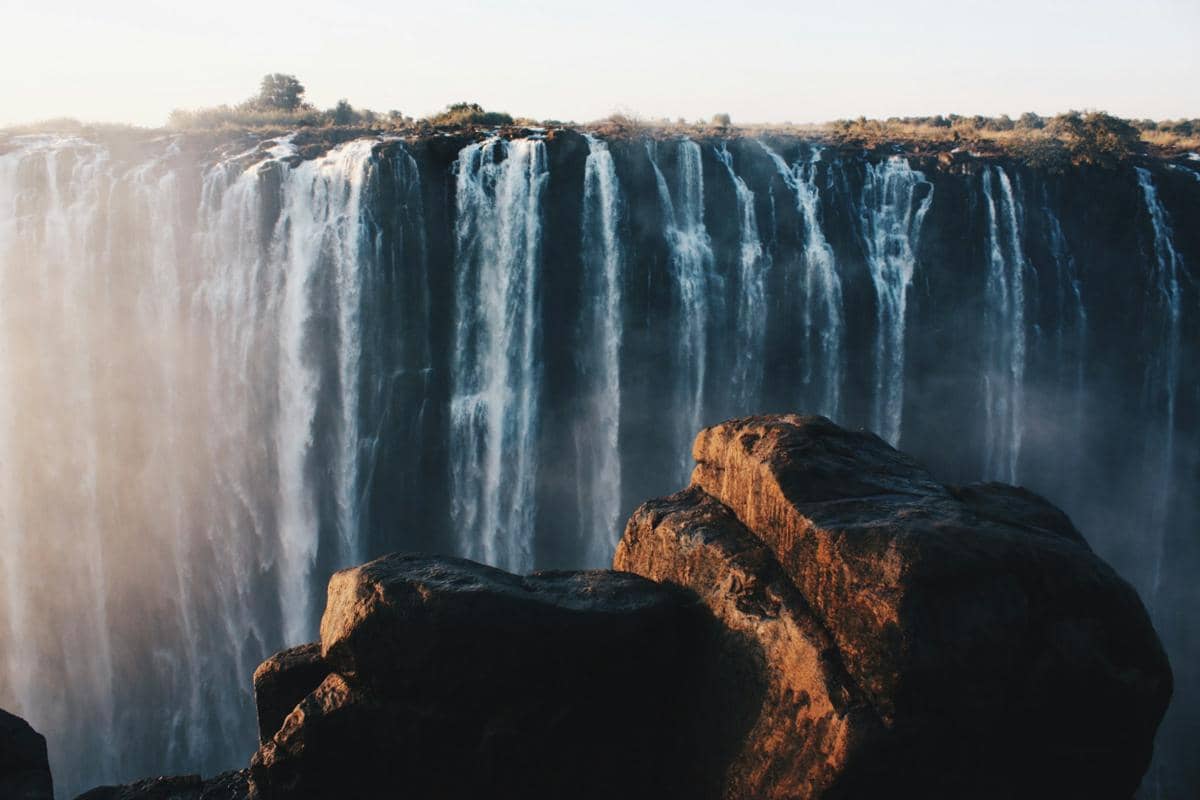 Air Terjun Victoria di Sungai Zambezi, yang terletak di perbatasan antara Zambia dan Zimbabwe.