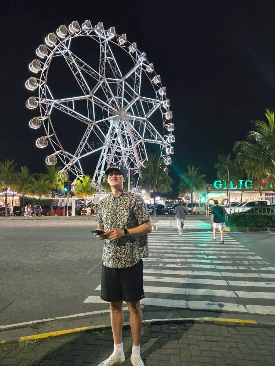 Ahn Bo Hyun berpose mengenakan busana kasual bergaya rapi sebagai inspirasi OOTD pria dari akun Instagramnya