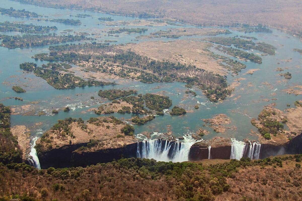Air Terjun Victoria di Sungai Zambezi, yang terletak di perbatasan antara Zambia dan Zimbabwe.
