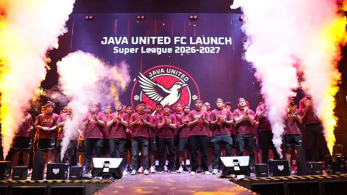 Para pemain dan staf Java United berpose bersama dalam acara peluncuran tim untuk menghadapi musim 2026/27.
