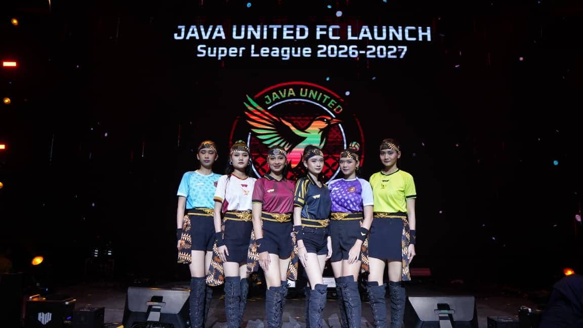 Para pemain dan staf Java United berpose bersama saat peluncuran tim untuk menghadapi musim 2026/27.