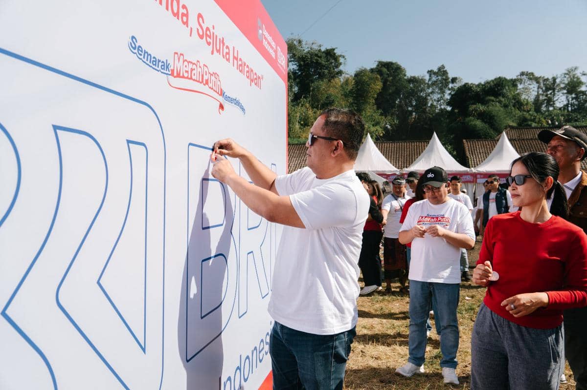 Semarak Merah Putih di Desa Angseri, Tabanan. (Dok.BRI)