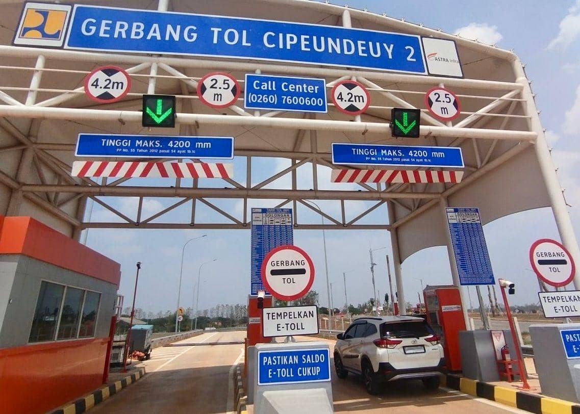 Gerbang Tol Sementara Cipeundeuy di KM 87+950, Kabupaten Subang, Jawa Barat, melayani kendaraan yang melintas.