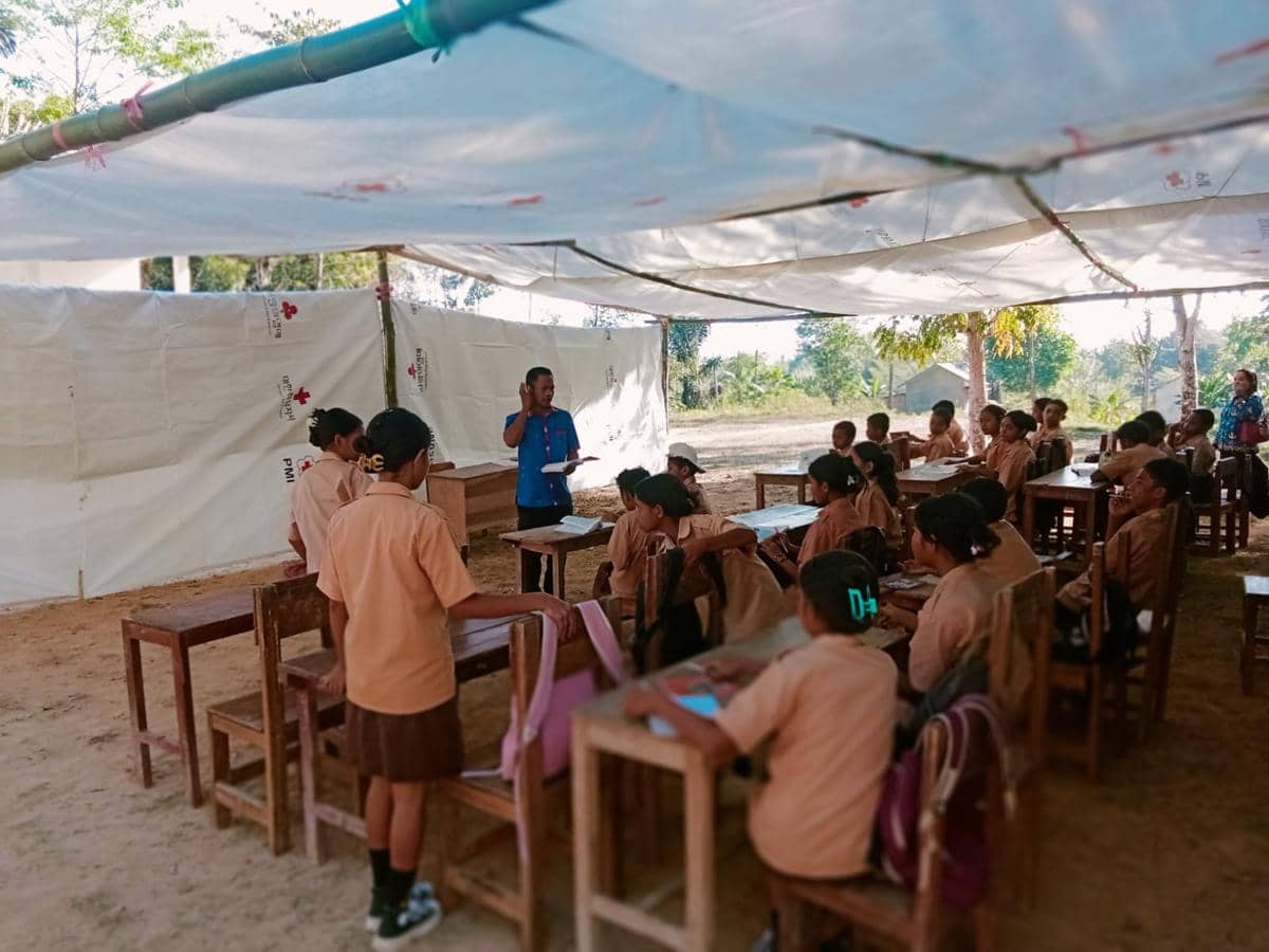 Palang Merah Indonesia (PMI) dirikan tenda darurat di SMPN 4 Boleng, Desa Golo Ketak, Kecamatan Boleng, Kabupaten Manggarai Barat, NTT. 
