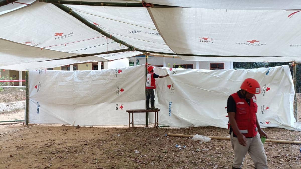 Palang Merah Indonesia (PMI) dirikan tenda darurat di SMPN 4 Boleng, Desa Golo Ketak, Kecamatan Boleng, Kabupaten Manggarai Barat, NTT.