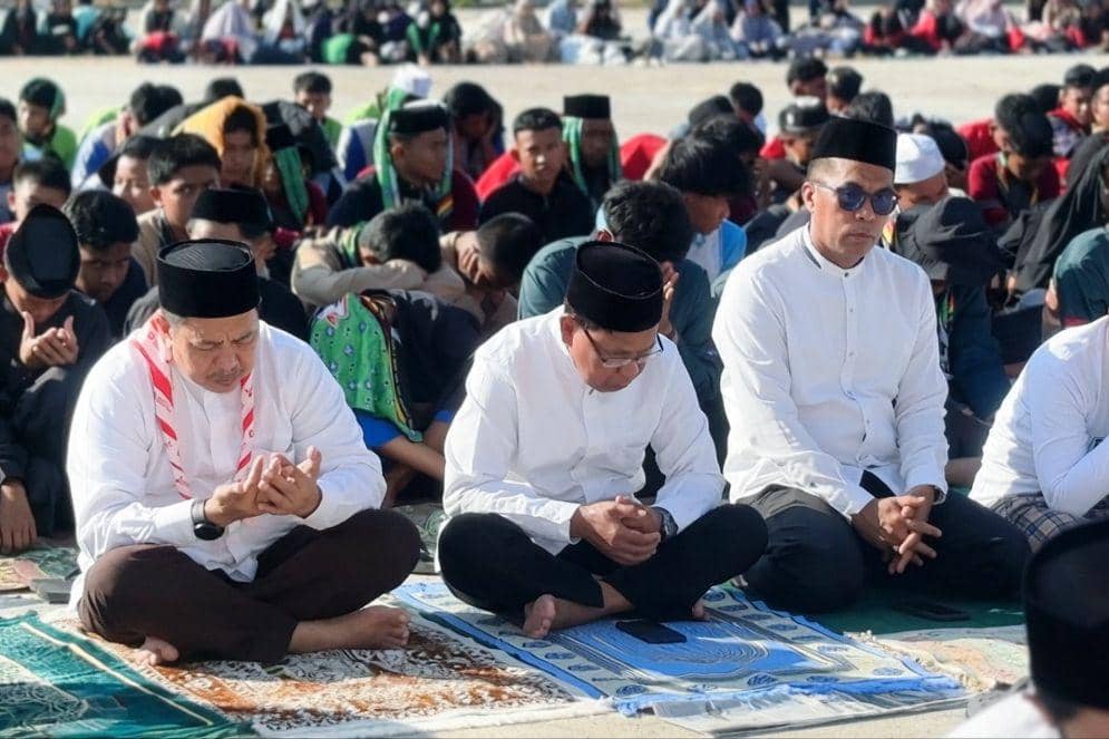 Ribuan peserta Kemah Pramuka Madrasah Provinsi Sulawesi Selatan (KPMP) melaksanakan salat istisqa di Bumi Perkemahan Yasin Limpo Cadika, Kam