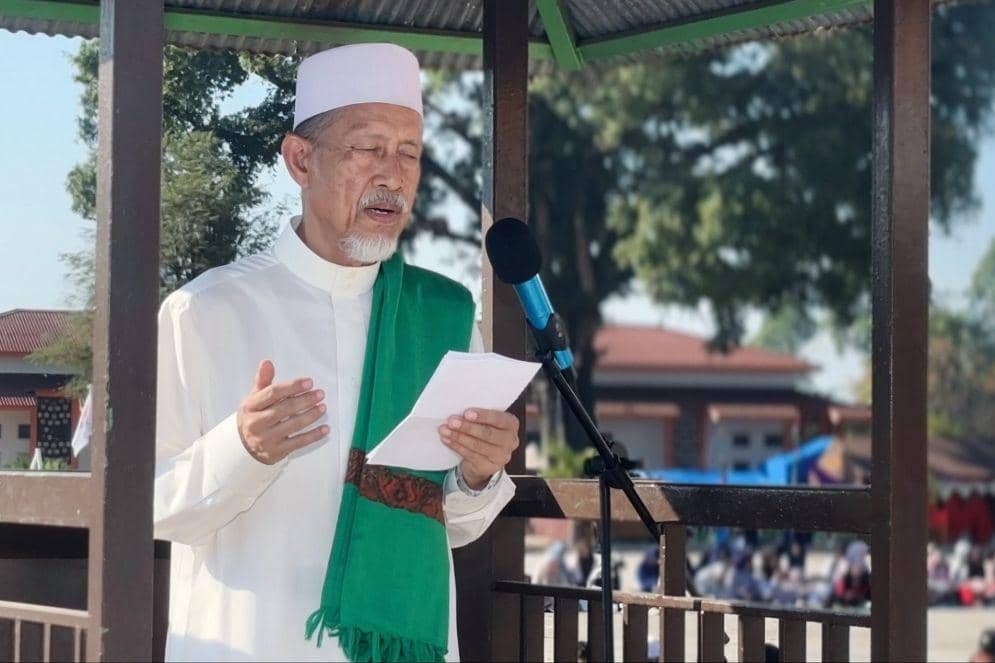 Ribuan peserta Kemah Pramuka Madrasah Provinsi Sulawesi Selatan (KPMP) melaksanakan salat istisqa di Bumi Perkemahan Yasin Limpo Cadika, Kam