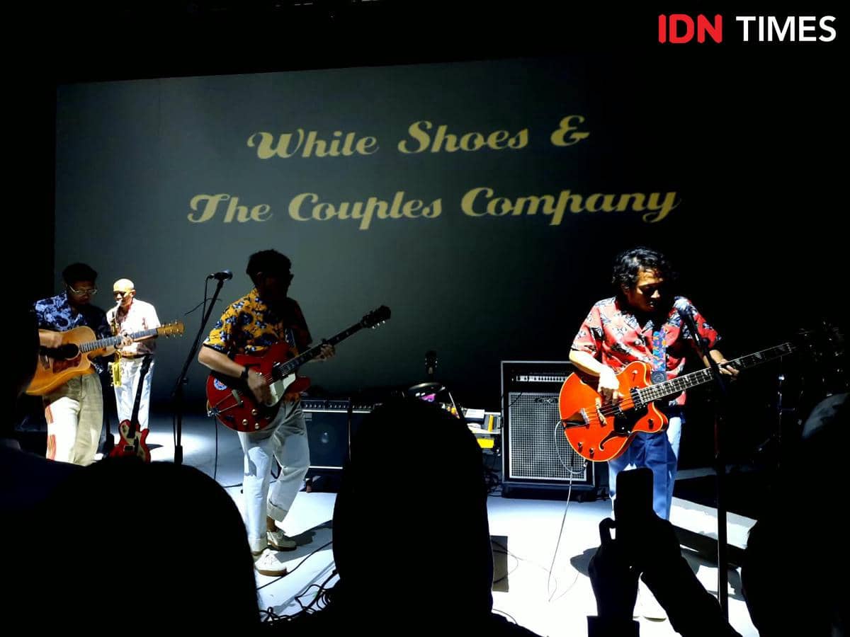 Para personel White Shoes and The Couples Company tampil di panggung saat seremoni penutupan ARTJOG 2026.