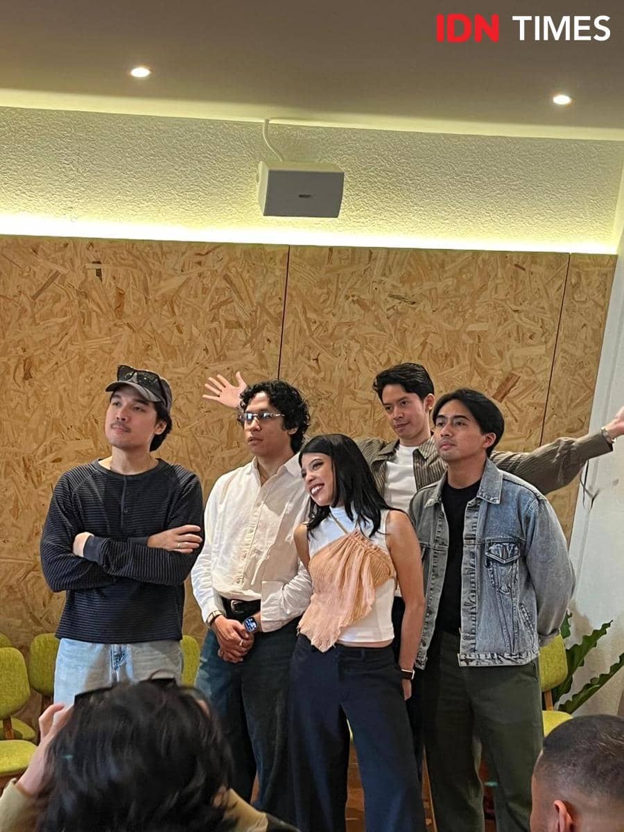 Listening session Setelah: Obrolan Jam 3 Pagi  pada Kamis (3/9/2026) di LUC Coffee, Ampera, Jakarta Selatan (IDN Times/Nisa Zarawaki)