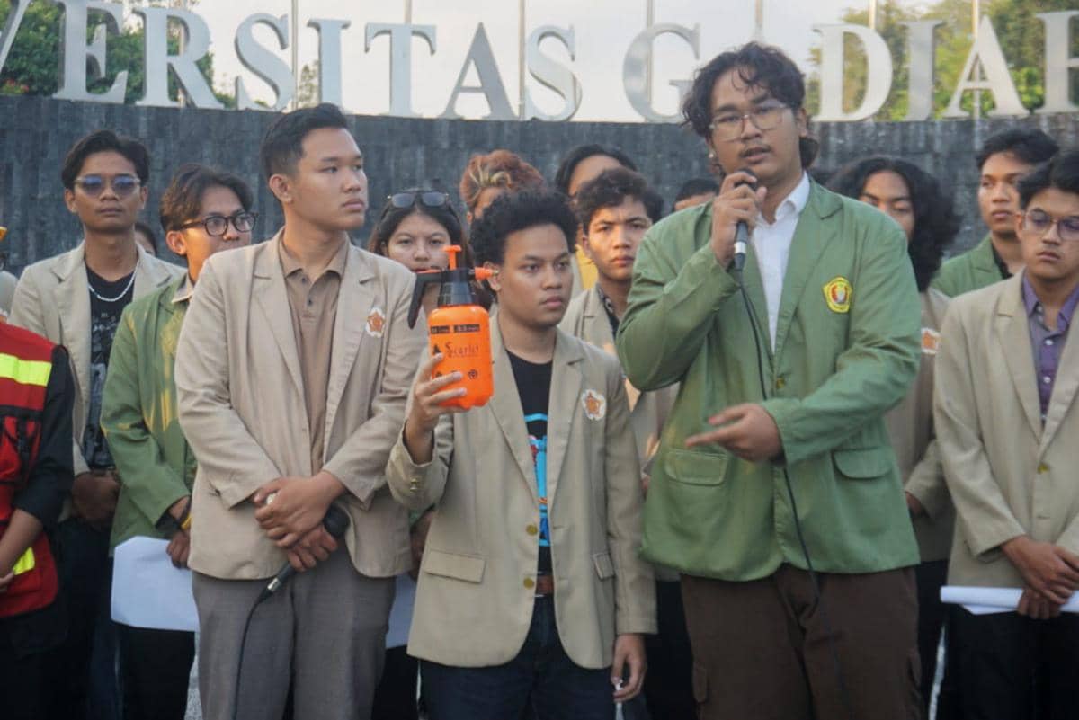 Tim Medis Paparkan Bukti Isi Tabung Oranye Saat Aksi di Perempatan Gramedia 