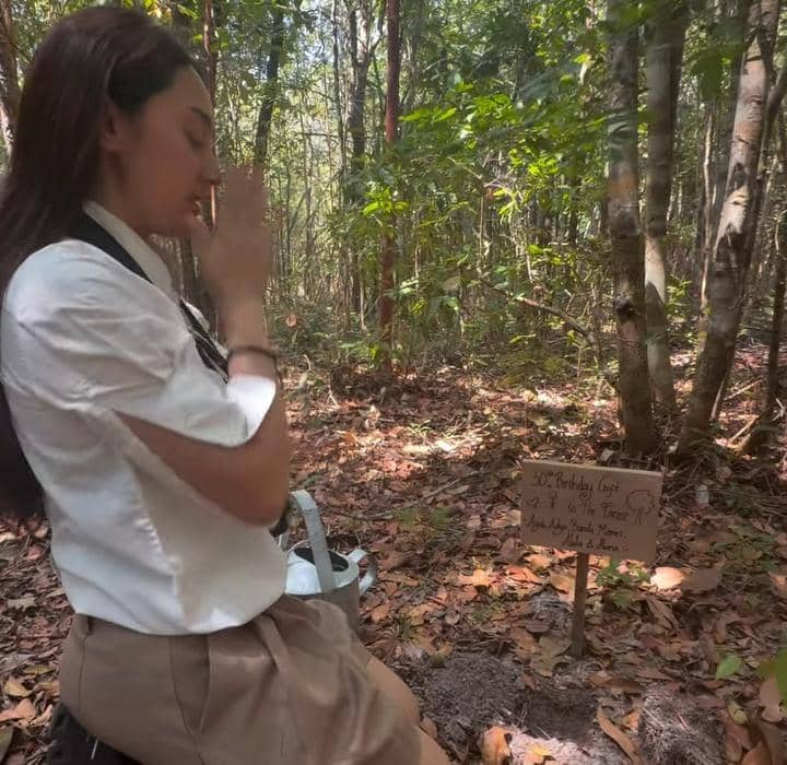 Memes Prameswari tanam pohon di Hutan Tanjung Kelayang