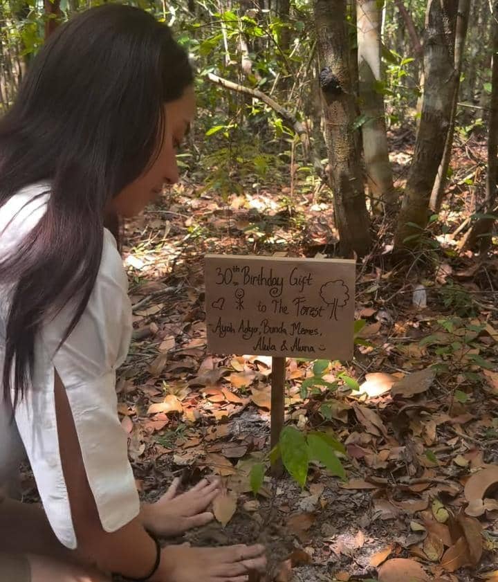Memes Prameswari tanam pohon di Hutan Tanjung Kelayang