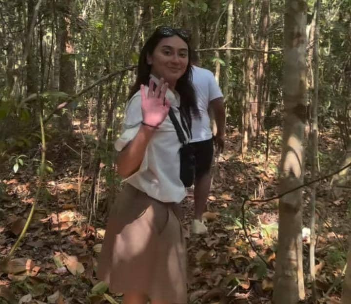 Memes Prameswari tanam pohon di Hutan Tanjung Kelayang