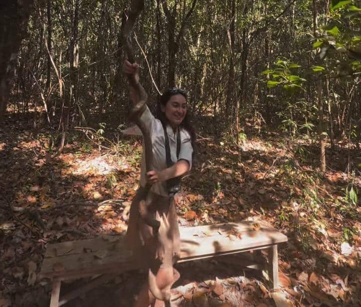 Memes Prameswari tanam pohon di Hutan Tanjung Kelayang