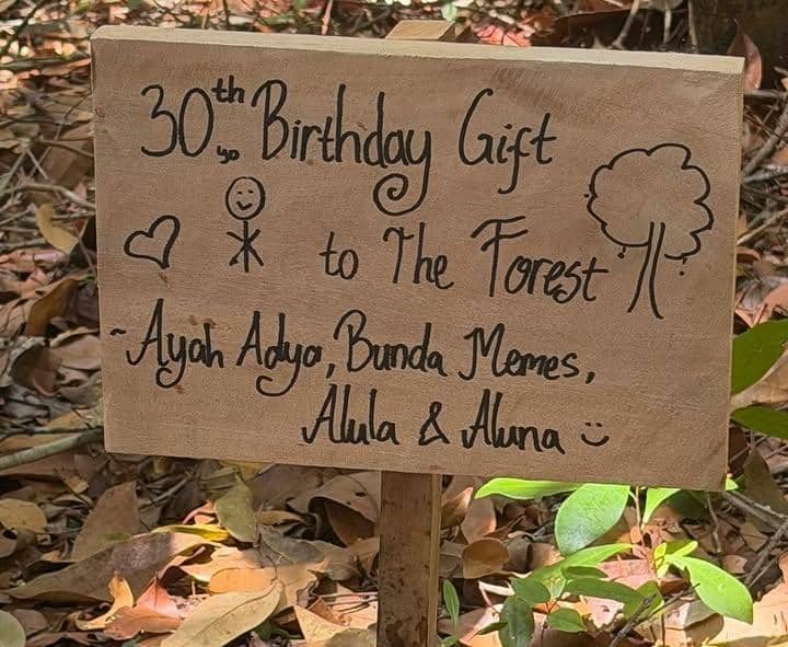 Memes Prameswari tanam pohon di Hutan Tanjung Kelayang