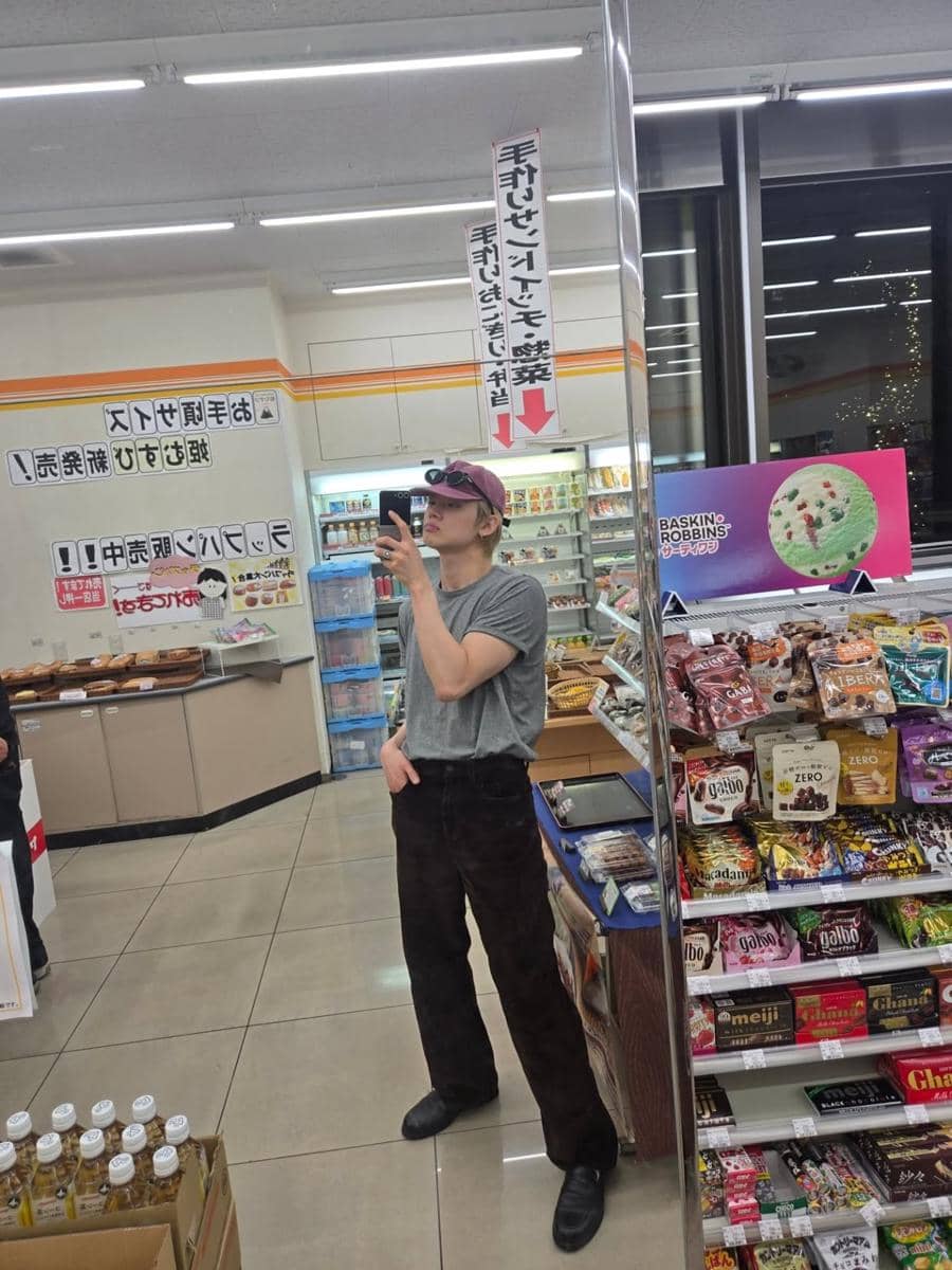 outfit kencan pakai kaus ala Yeonjun TXT