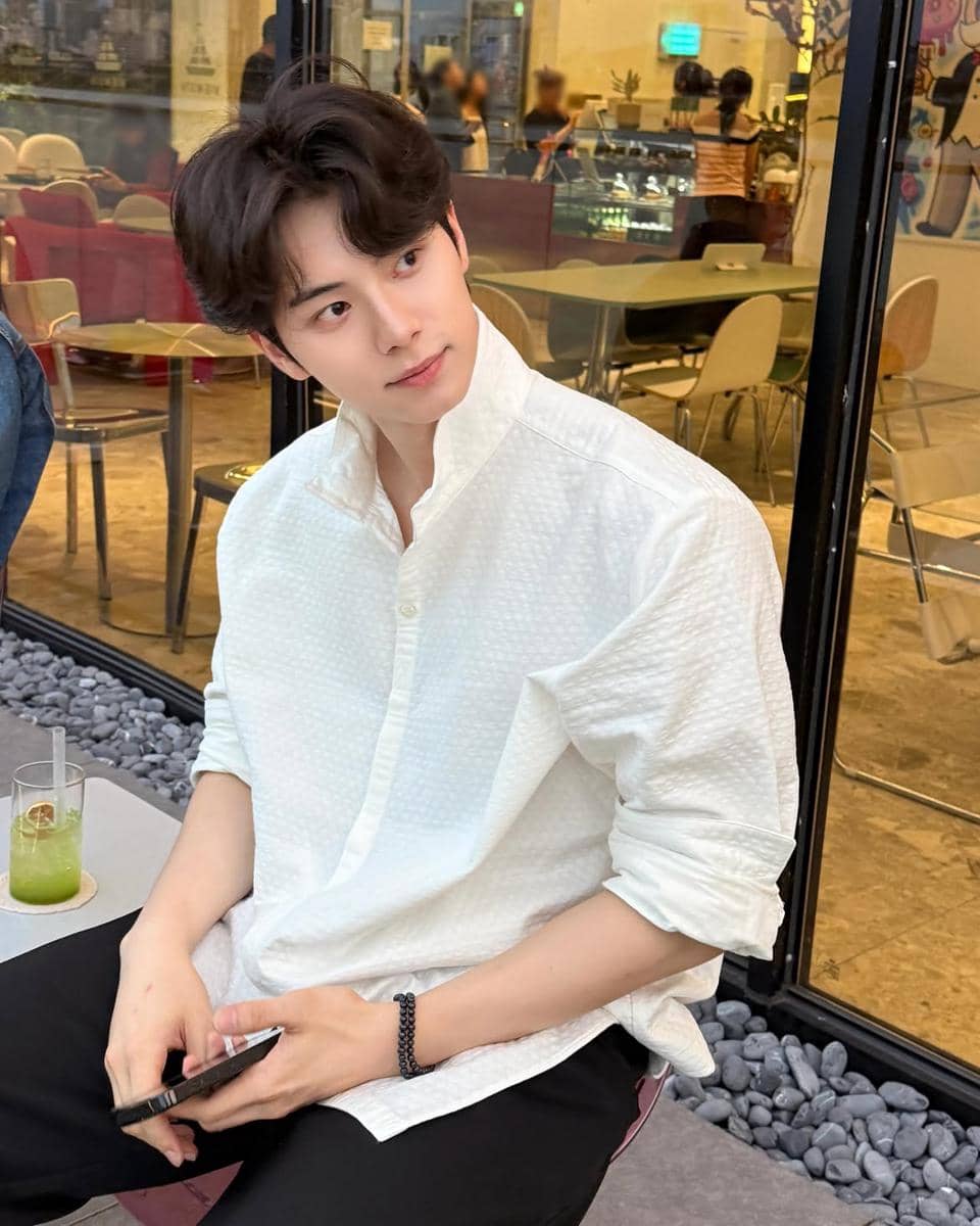 Lee Chae Min mengenakan padu padan outfit serba putih bergaya kasual modern dalam sebuah potret.