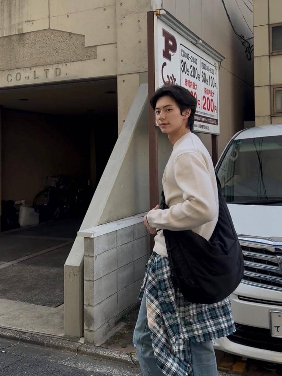 Lee Chae Min tampil dengan padu padan outfit serba putih bergaya kasual dan rapi untuk inspirasi busana pria.