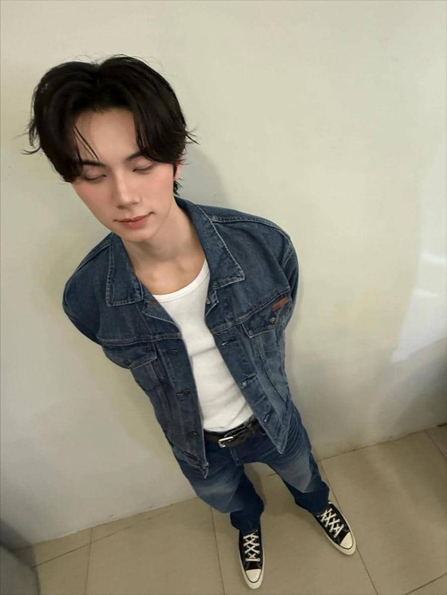 Lee Chae Min mengenakan padu padan outfit serba putih bergaya kasual dalam potret dari akun Instagram pribadinya.