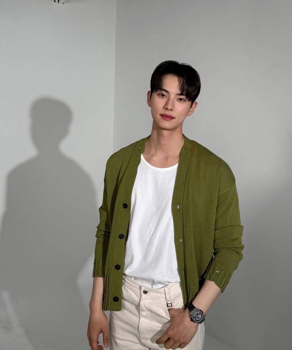 Lee Chae Min tampil dengan padu padan outfit serba putih dalam potret bergaya santai untuk inspirasi fashion.