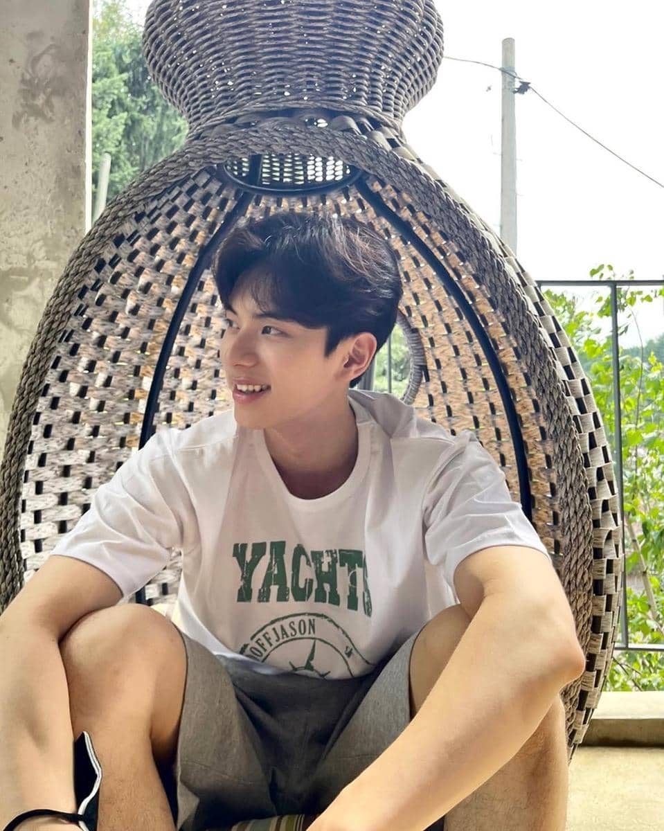 Lee Chae Min mengenakan padu padan outfit serba putih dalam unggahan bergaya kasual di Instagram pribadi.