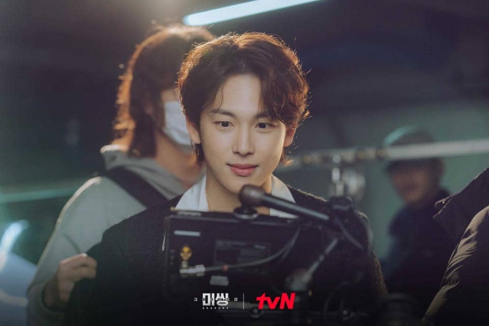 Potret aktor Im Si Wan mengenakan jaket gelap saat menjalani syuting drama Korea Missing: The Other Side 2.