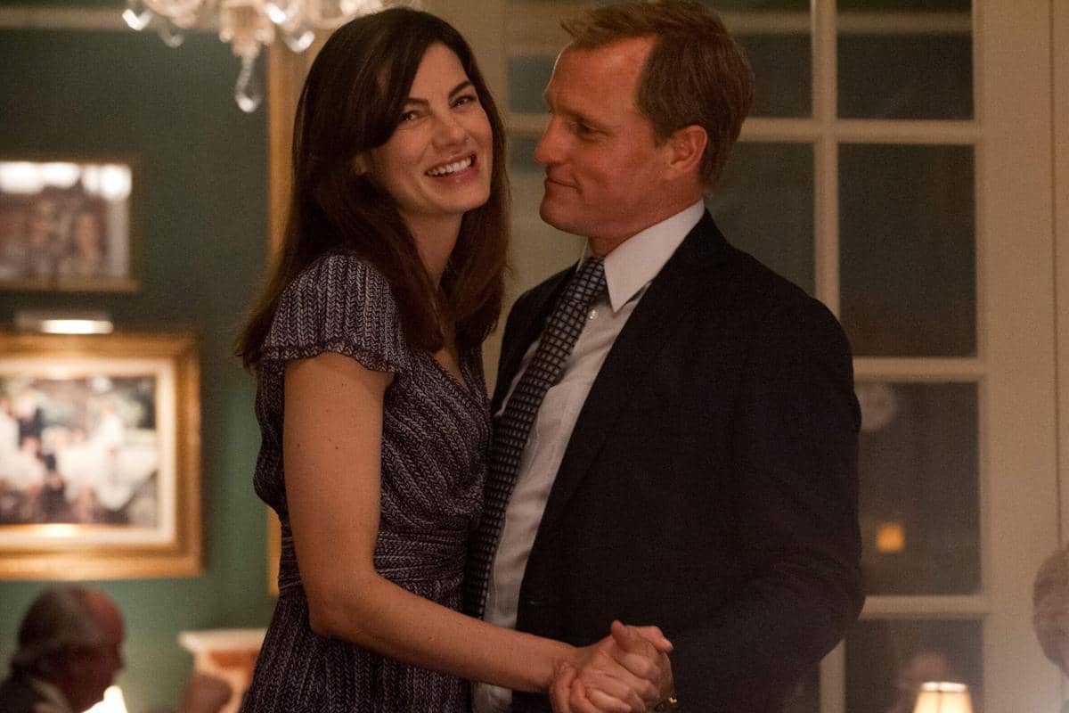 Michelle Monaghan (kiri) dalam serial True Detective