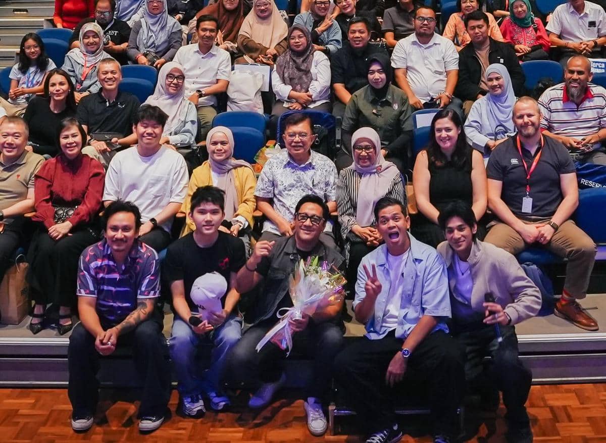 Andre Taulany bersama para musisi Andre Taulany and Friends tampil dalam konser amal di sekolah Kenzy.